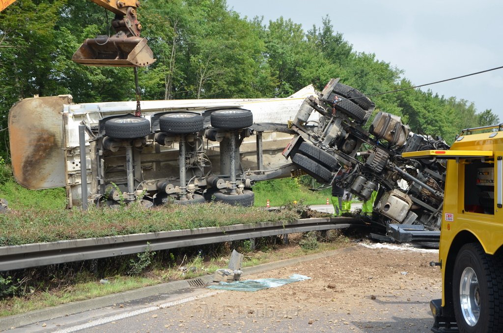 LKW umgestuerzt A 1 Rich Saarbruecken P156.JPG